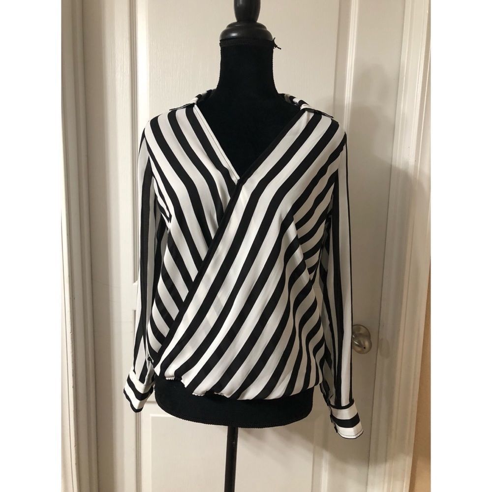 🖤BB Dakota Surplice Long Sleeve Shirt